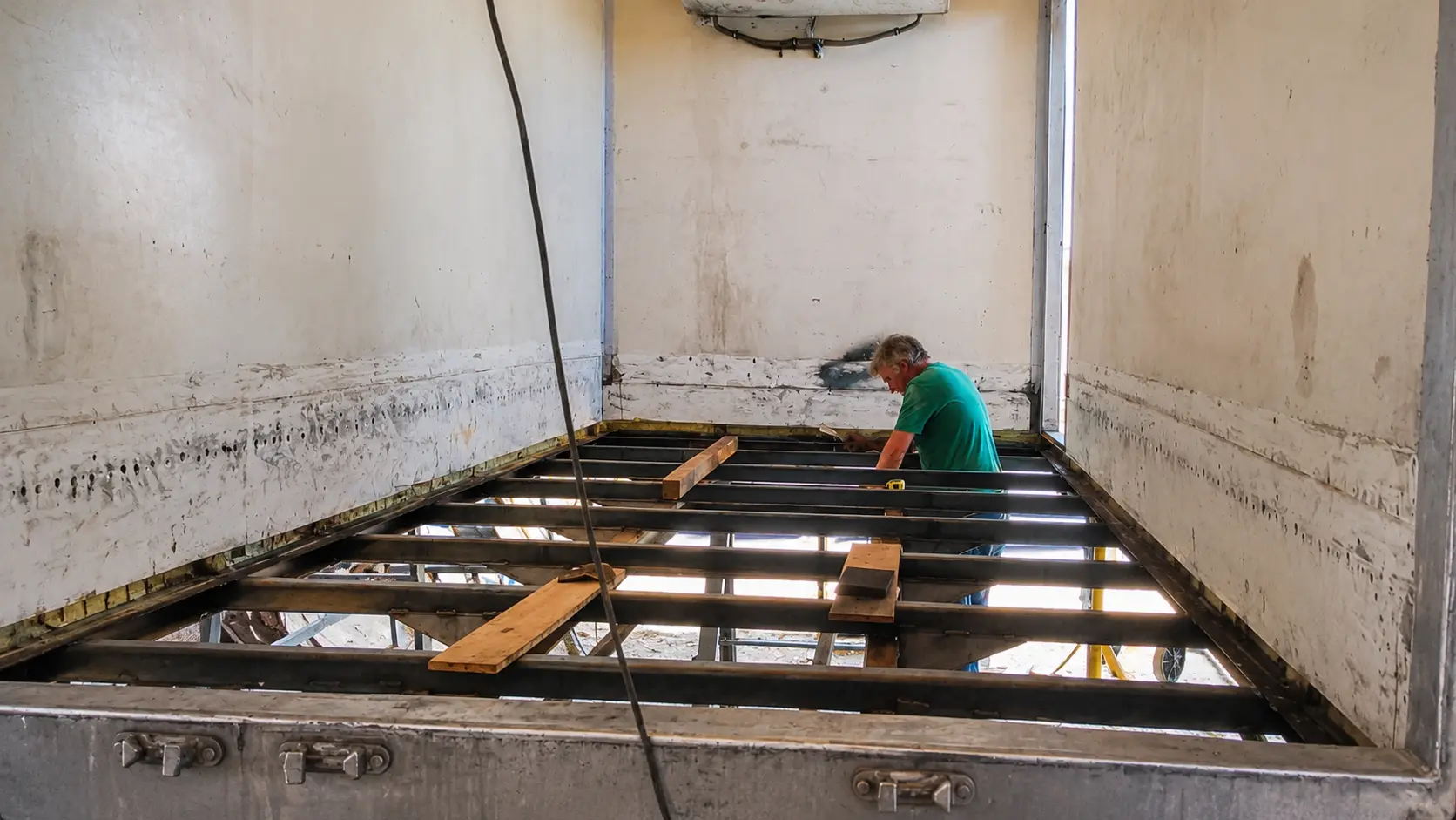 Troca de piso em carreta frigorífica